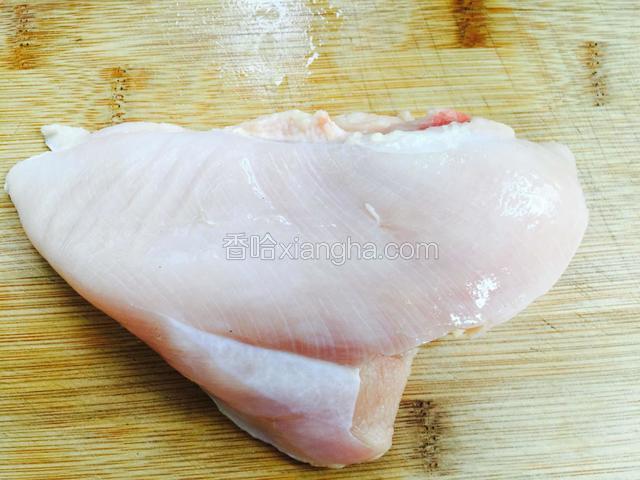 鸡胸肉一块，洗干净。