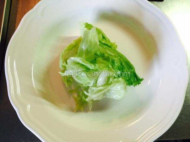 有生菜的情况下把生菜用手撕开，放在盘子中间整成塔型，没有就用西兰花等代替