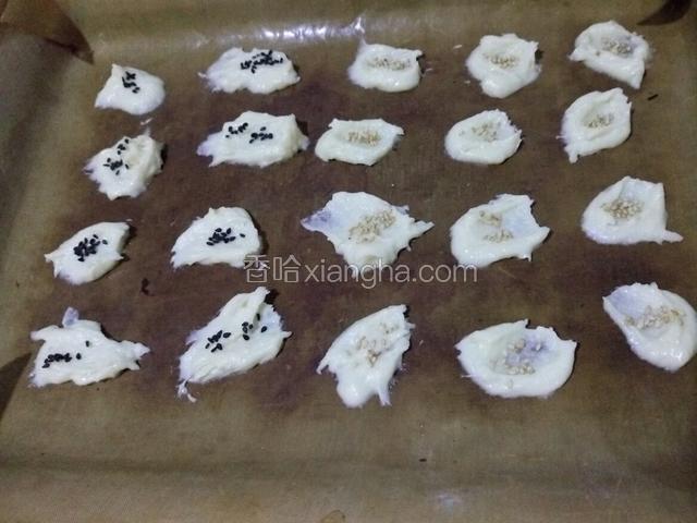 撒上黑白芝麻 入预热十分钟的烤箱 160度20分钟