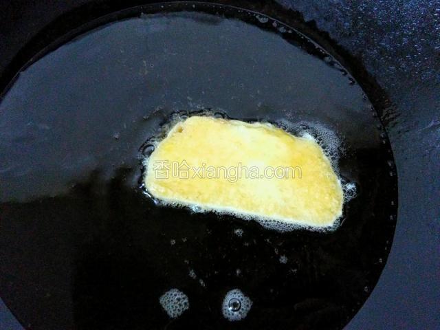 把馒头片放进烧热油锅炸