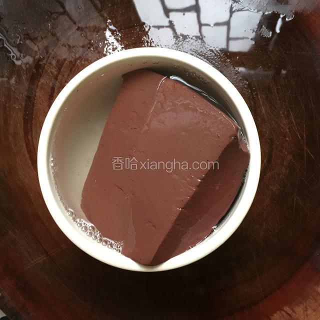 猪红泡水十分钟洗净备用