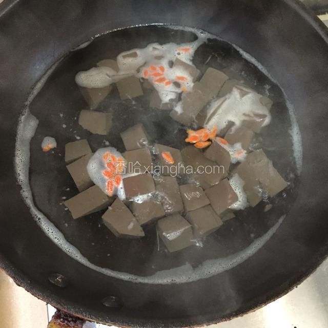 另起一锅清水放猪红 姜丝大火煮三分钟再加入枸杞继续煮三分钟