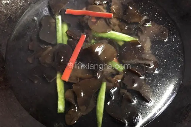 入锅焯水后捞出控干水份；
