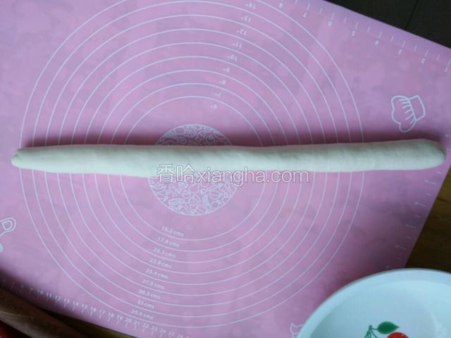 面团再次揉匀搓成长条。