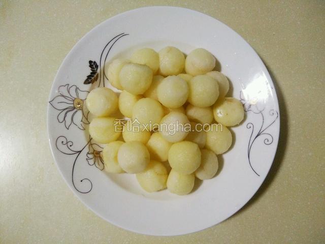 这是挖好的土豆球，（土豆边角料可以做土豆泥）