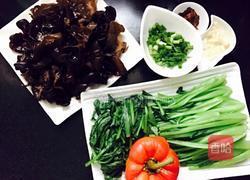 油菜炒木耳的做法图解1