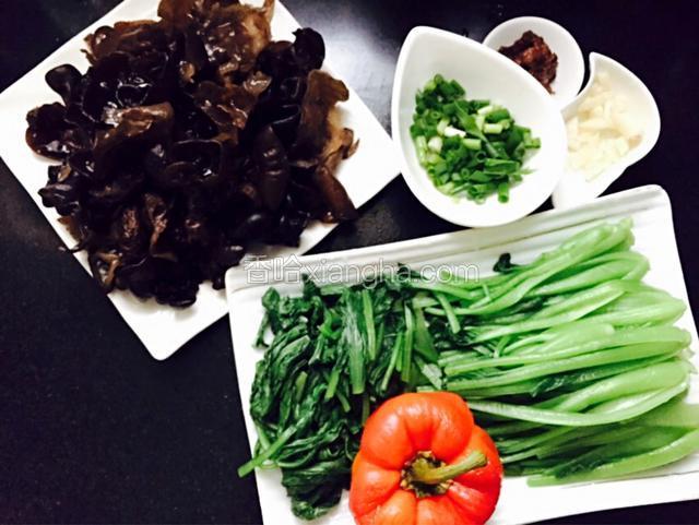 准备以下食材。木耳提前泡发，油菜焯水后冷水洗干净切掉前面的叶子，留后面的待用，葱切碎，蒜拍碎，柿子椒切块