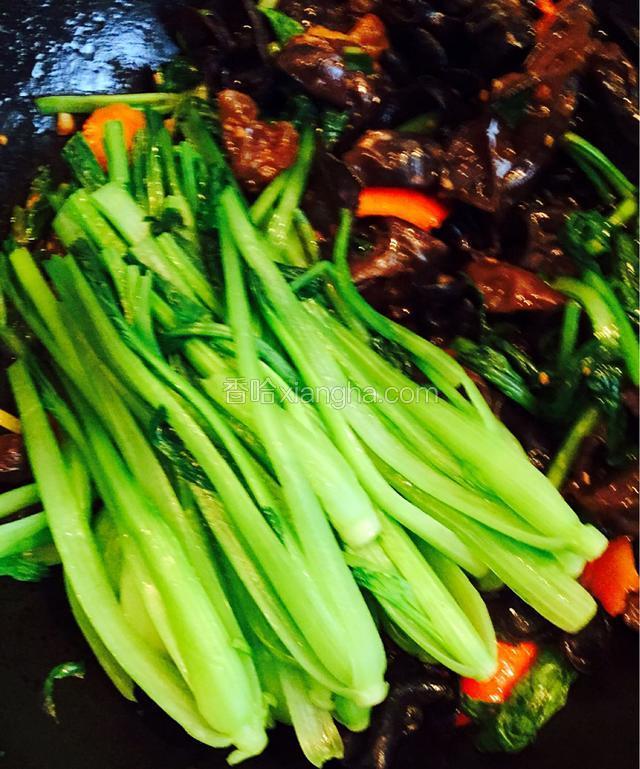 接着放入油菜的杆，炒至1-2分钟后