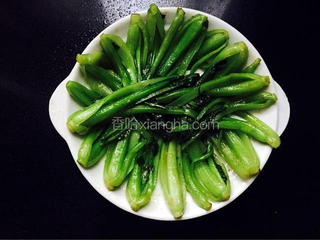 先将油菜的杆用筷子一个一个的植入盘子里，最后在将木耳盛入盘中