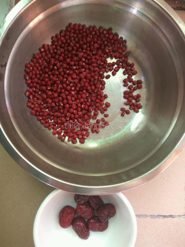 红枣洗净，红豆洗净备用