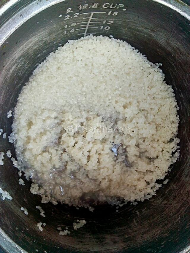 把米淘洗在电饭锅里