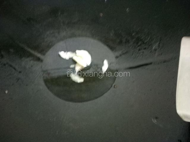 锅里放油爆香蒜头