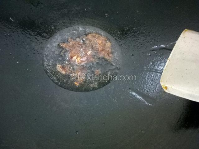 倒入一勺白糖和适量酱油炒出颜色