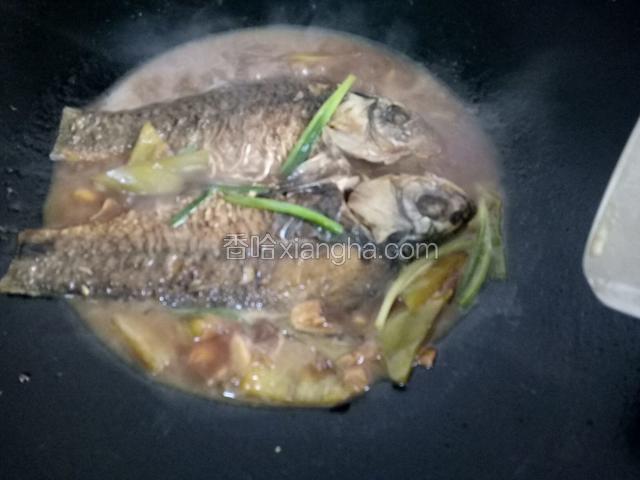 差不多时加入适量盐味精调味，撒葱段烧至收汁