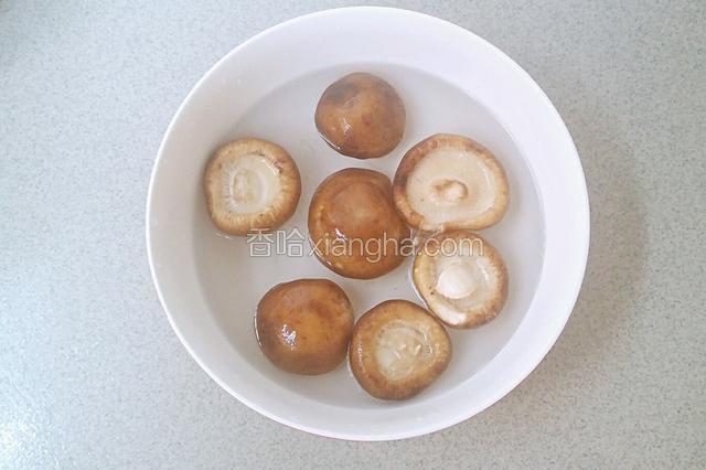 香菇去蒂洗净。