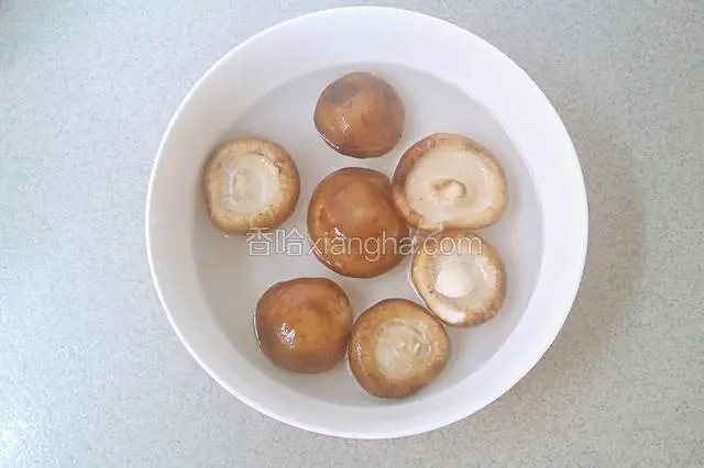 香菇去蒂洗净。