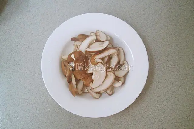 香菇切成片。