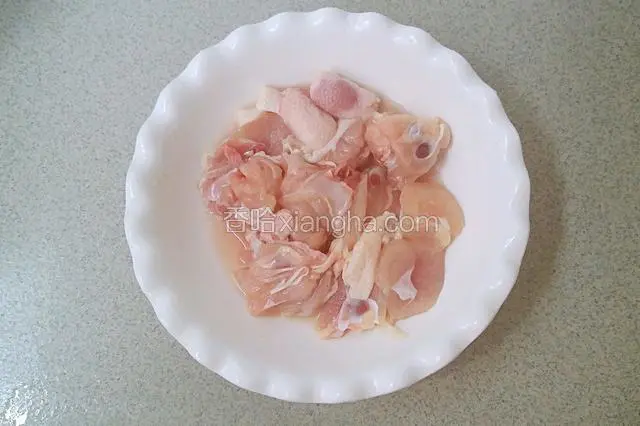 鸡腿肉剁成块。