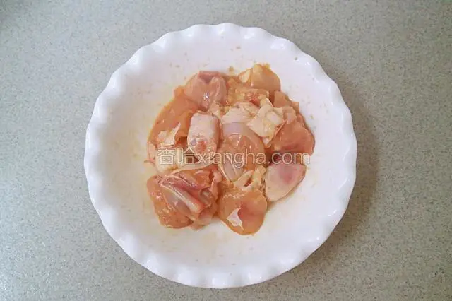 加入生抽，盐，蚝油，料酒，淀粉，腌制半个小时。
