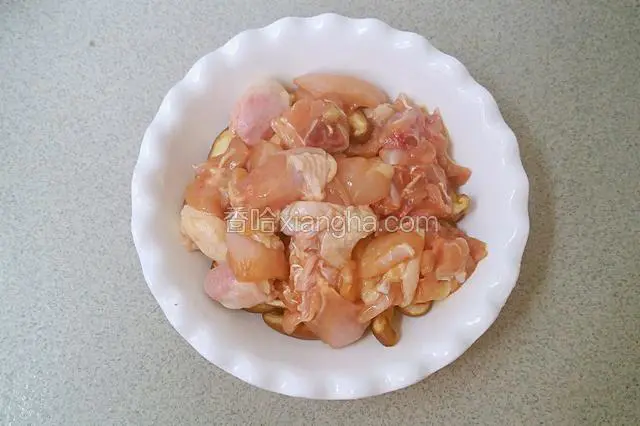 再铺上鸡肉。