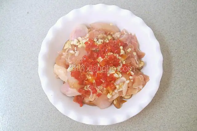 撒上姜蒜末，辣椒末。