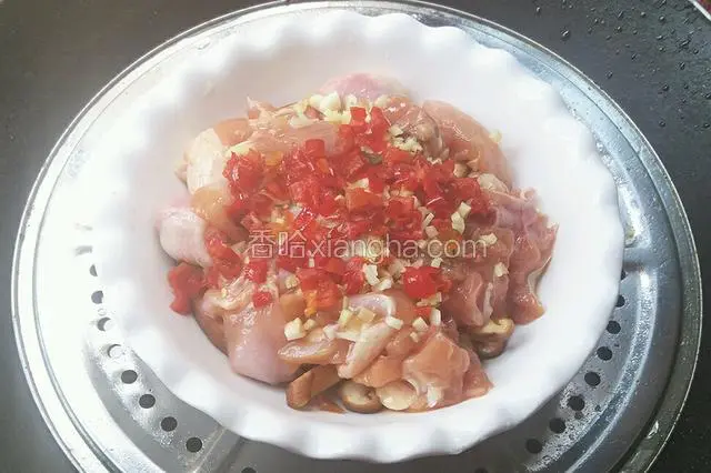 上锅蒸大火蒸15分钟，揭盖将香菇和鸡拌匀，再蒸15分钟即可出锅。