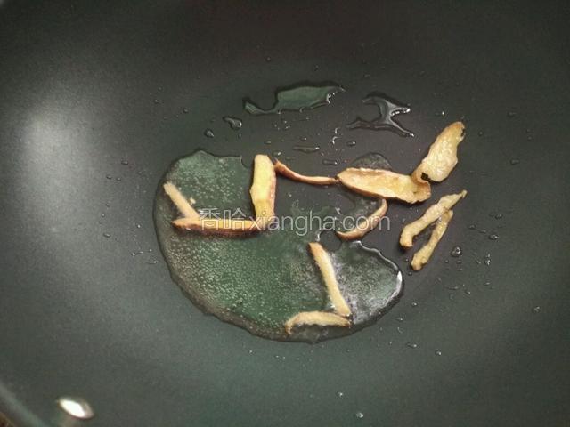 热锅放油，下姜片把姜片整个锅都刷一遍，姜能去腥还能防止鱼粘锅哦