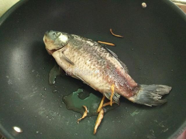 再下鲫鱼，两面煎一下稍微有点黄即可