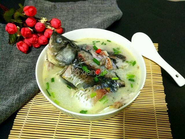 装碗撒上葱花！胜似牛奶的鲫鱼汤可以喝啦