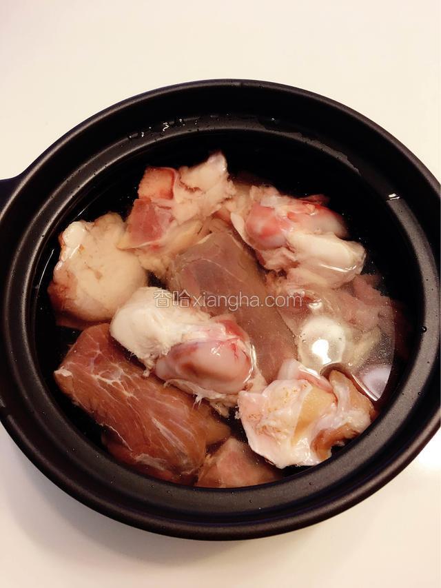 首先将大棒骨剁成块，买的时候他们给多好的，放进冷水里去除血水