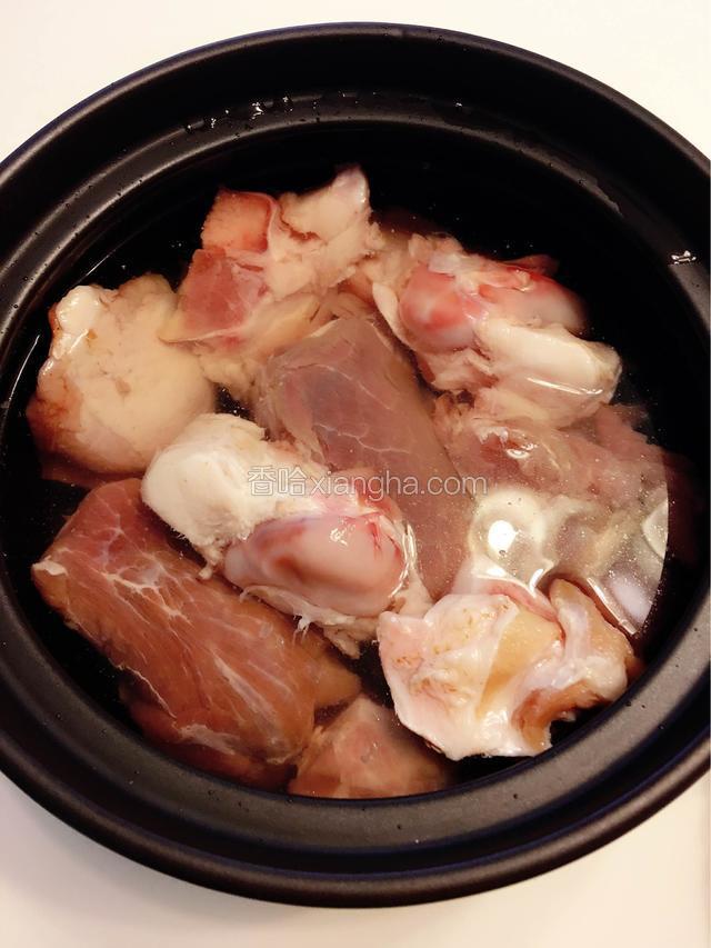 把葱姜和炖肉料包放在沙锅底，码上大棒骨，放入料酒，生抽老抽，加水没过大棒骨，大火烧开小火慢炖两小时，注意水的量不要烧干了