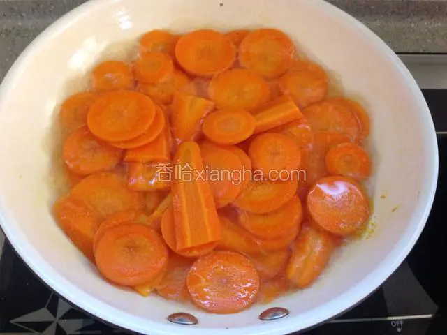 中火熬煮，是不是翻炒几下，熬至汤汁收干即可