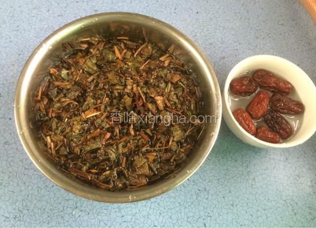 把鱼腥草，大枣洗干净，用清水浸泡10分钟左右，