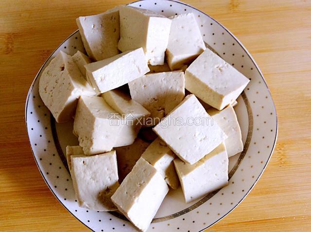 豆腐冲洗干净切块