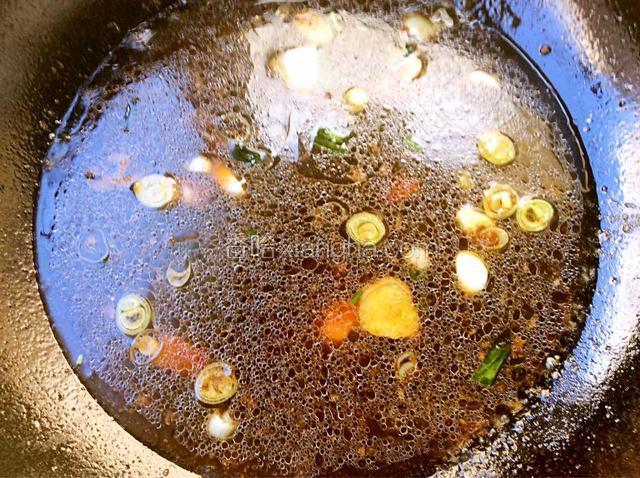 放入酱油加1小碗牛肉汤