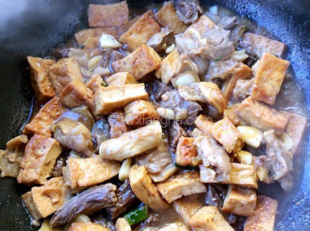 倒入牛肉加适量的鸡精，翻炒均匀即可