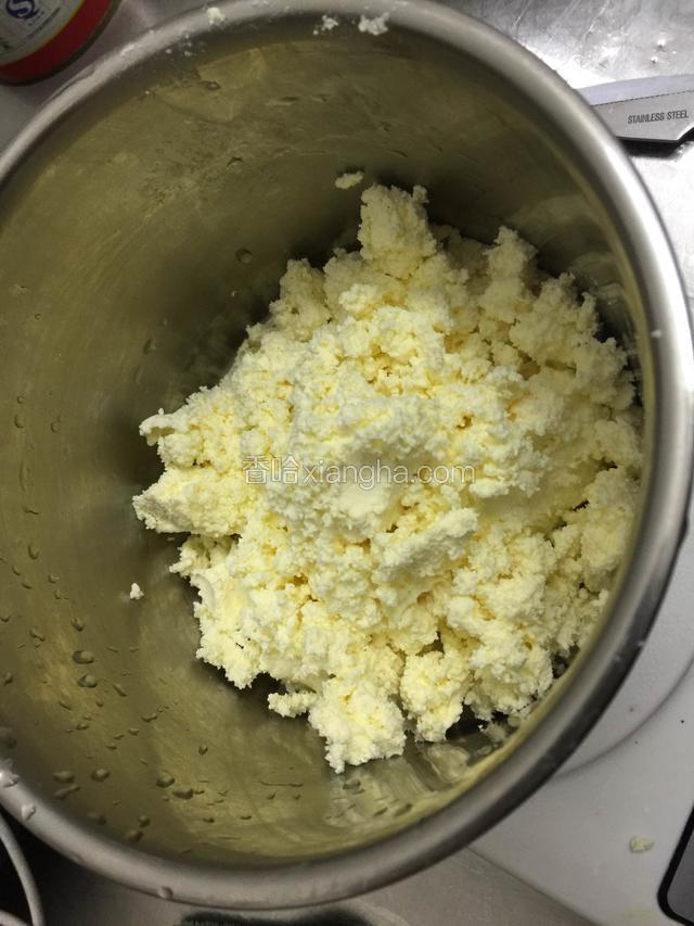 芝士加牛奶隔水融化至无颗粒即可