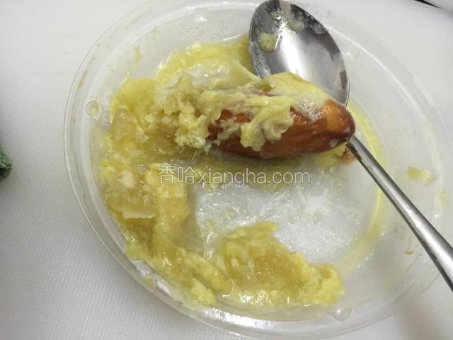 榴莲去核加入酱料.搅拌均匀