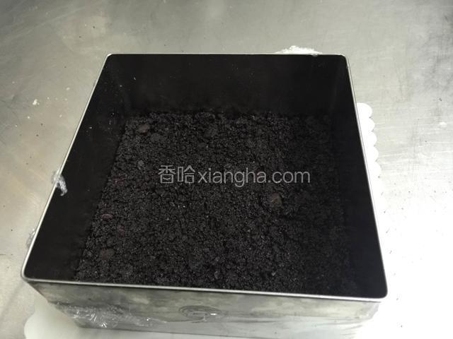 奥利奥碎加融化黄油搅拌匀均.倒在模具底部.用工具压实即可