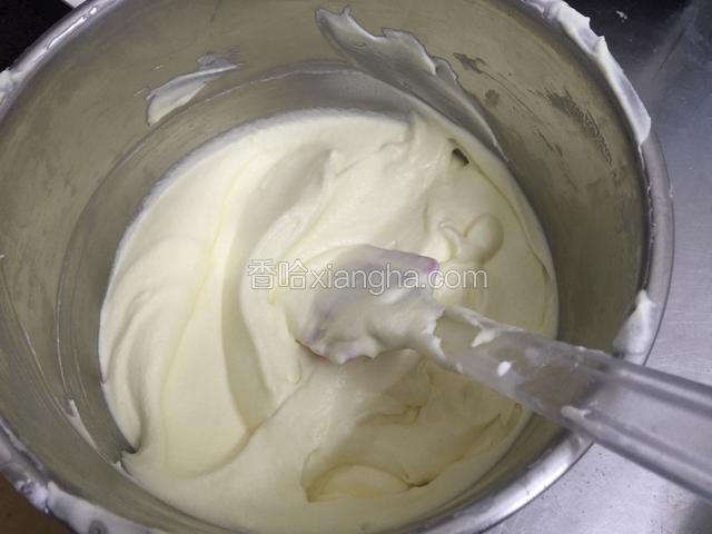 酱料加入打发奶油搅拌均匀