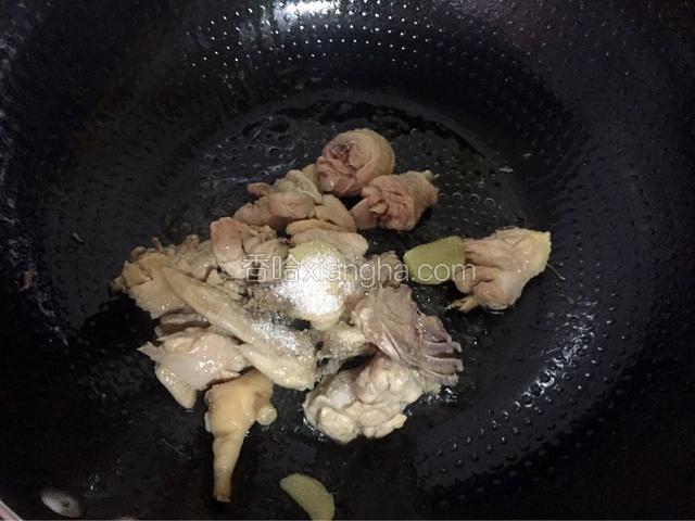 下白糖翻炒均匀