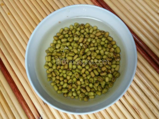 绿豆浸泡3个小时以上，可以节省煮的时间。