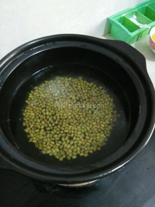 小火煮至绿豆开花，30分钟左右