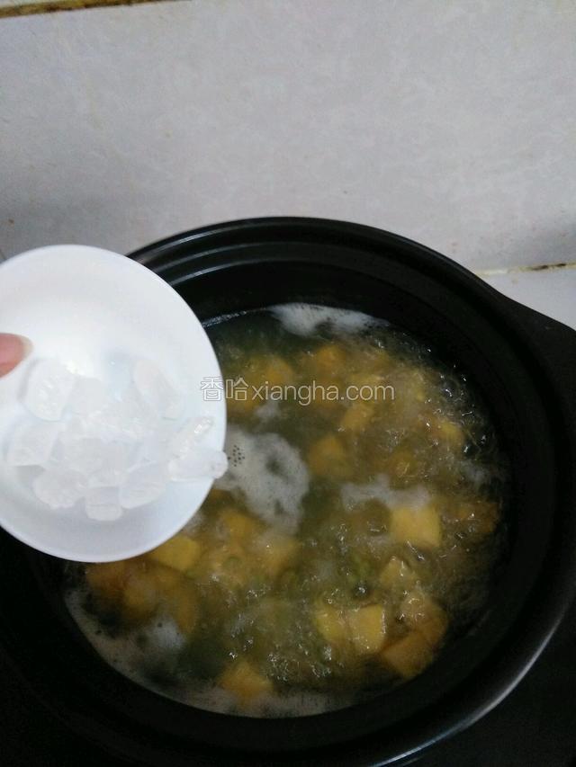 等到地瓜煮熟了，就下冰糖。