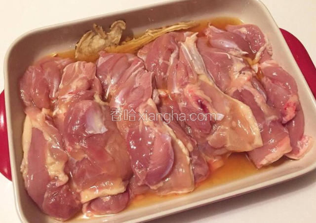 鸡腿肉洗净抹上少许盐按摩一下，再用50ml绍兴酒和当归腌半小时以上入味