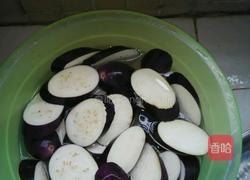 五花肉烧茄子的做法图解1
