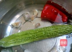 苦瓜炒辣椒的做法图解1
