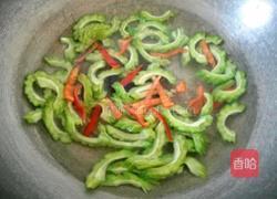 苦瓜炒辣椒的做法图解4