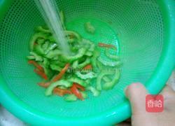 苦瓜炒辣椒的做法图解5