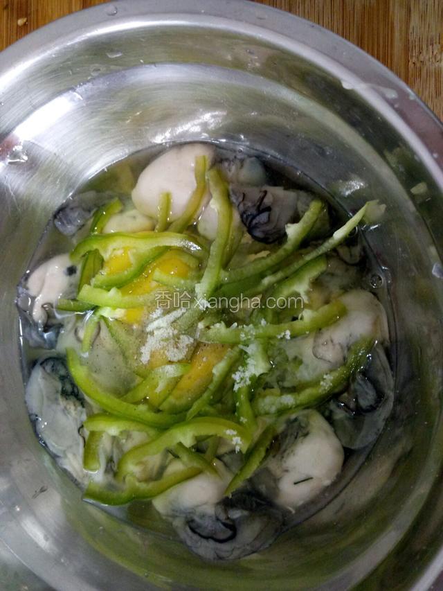 加入盐味精胡椒粉混合均匀
